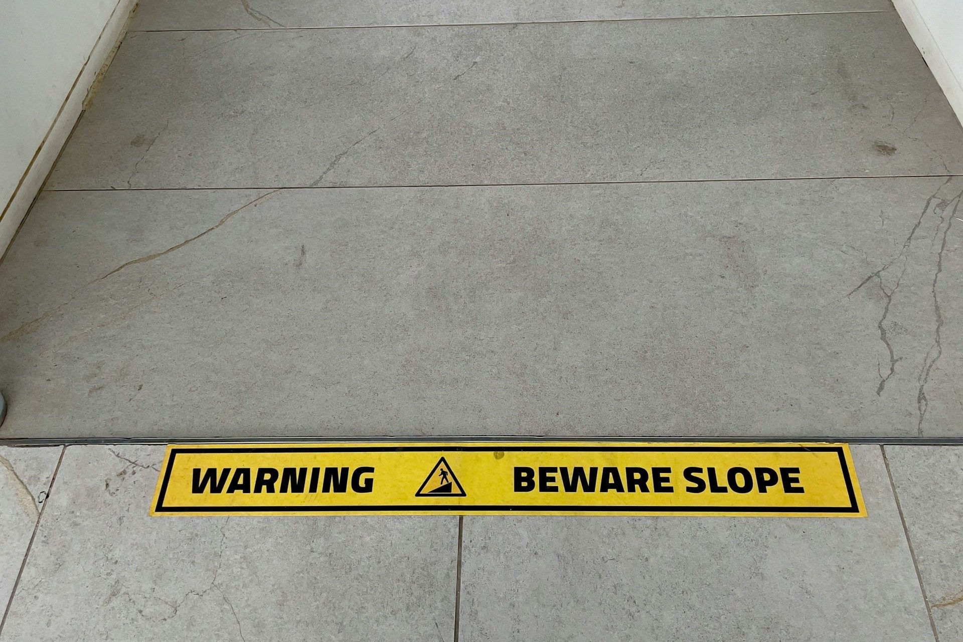 a warning sign on the floor of a hallway